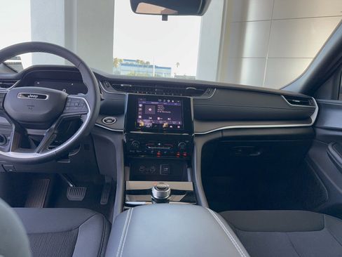 Used 2025 Jeep Grand Cherokee L Laredo image 32