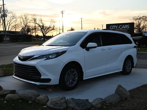 Used 2025 Toyota Sienna LE image 9