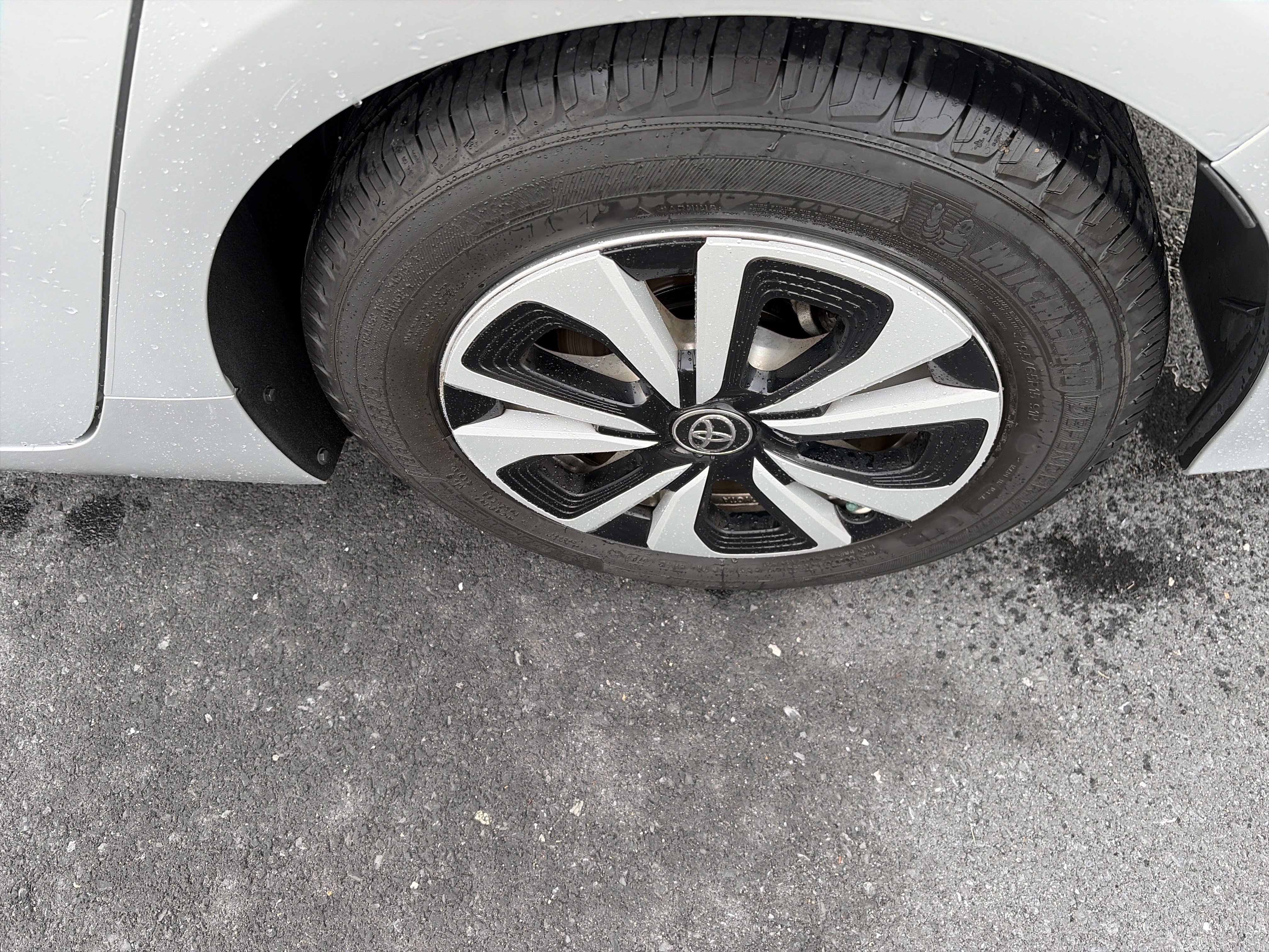 Used 2019 Toyota Prius Prime Premium FWD image 9