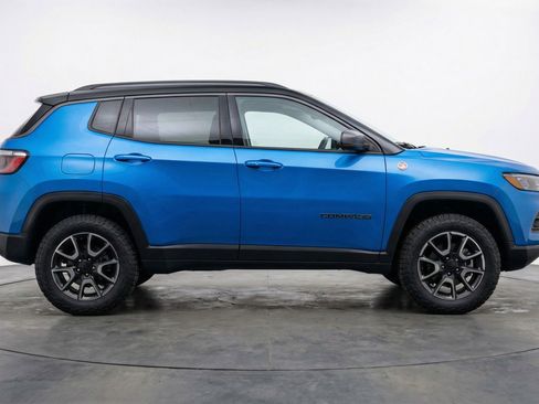 Used 2025 Jeep Compass Trailhawk AWD/4WD image 11