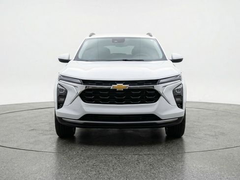 Used 2025 Chevrolet Trax LT FWD image 2