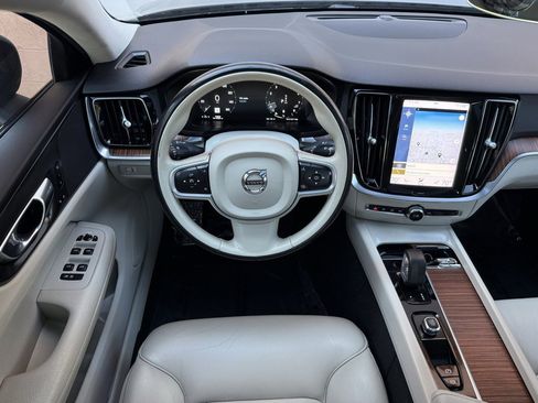 Used 2022 Volvo S60 B5 Momentum w/ Premium Package image 22