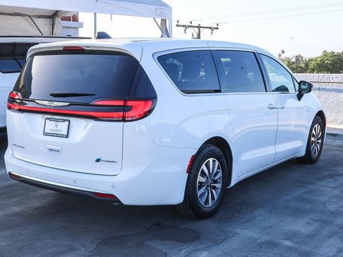 Used 2024 Chrysler Pacifica Limited FWD image 9