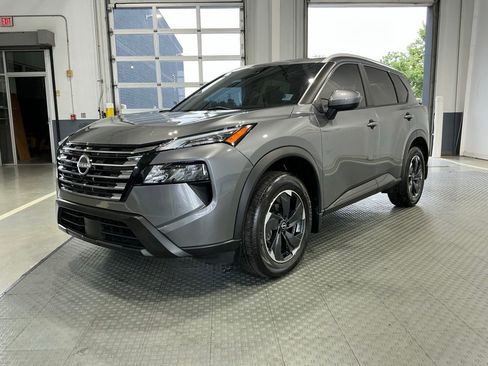 Used 2024 Nissan Rogue SV w/ SV Premium Package FWD image 2