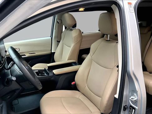 Certified 2023 Toyota Sienna XLE FWD image 8