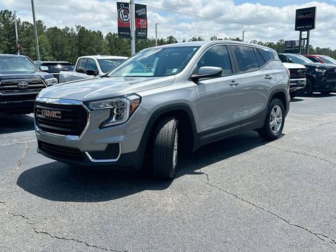 Used 2024 GMC Terrain SLE FWD image 2