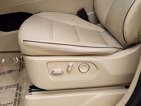 Used 2022 Cadillac Escalade Premium Luxury RWD image 17