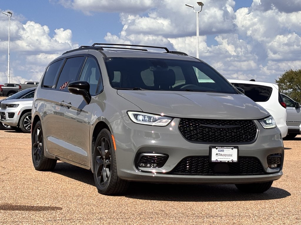Used 2025 Chrysler Pacifica Limited FWD image 2