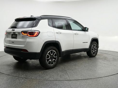 Used 2025 Jeep Compass Trailhawk image 9