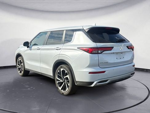 Used 2024 Mitsubishi Outlander SE image 3