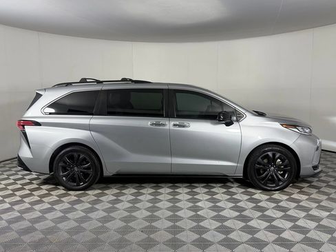 Used 2022 Toyota Sienna XSE w/ XSE Plus Package FWD image 6