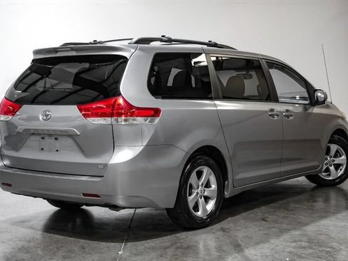 Used 2012 Toyota Sienna LE FWD image 12