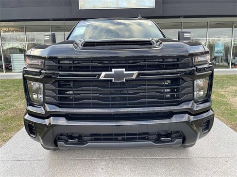 Used 2024 Chevrolet Silverado 2500 Custom w/ Custom Value Package image 3