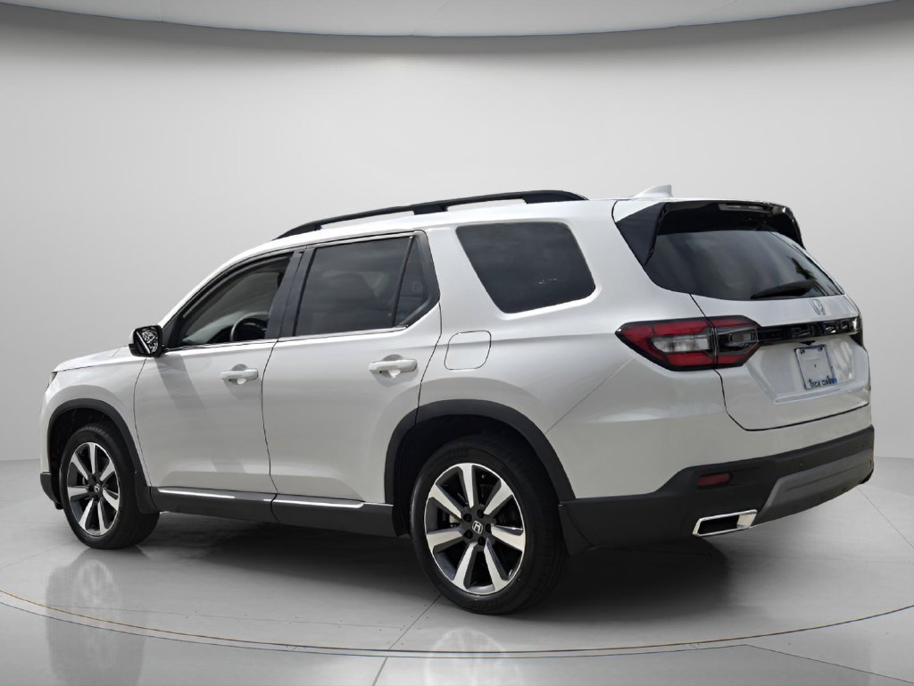 Certified 2025 Honda Pilot Touring image 8