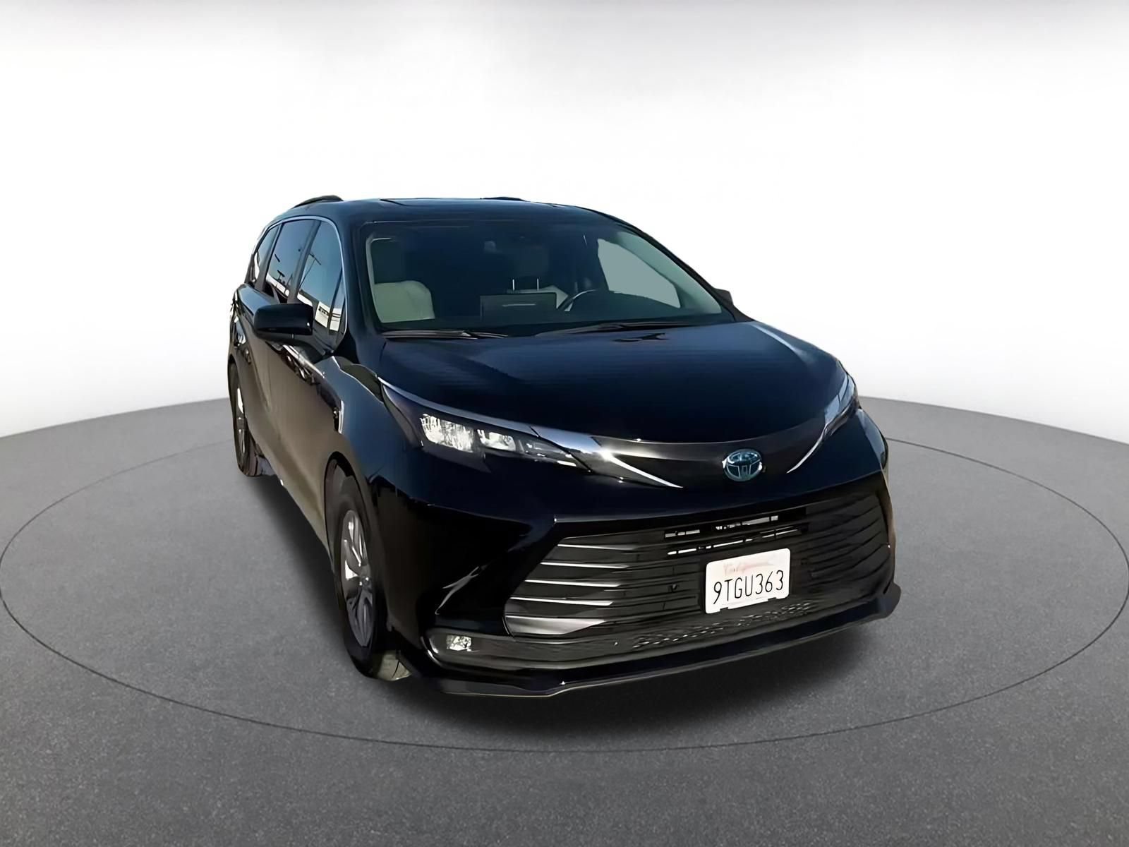 Used 2025 Toyota Sienna XLE FWD image 3