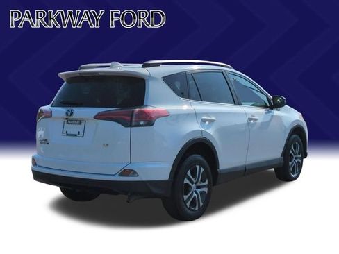 Used 2018 Toyota RAV4 LE FWD image 5