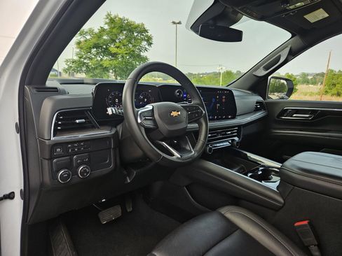 Used 2025 Chevrolet Suburban LT RWD image 13