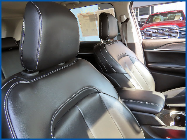 Used 2023 Jeep Grand Cherokee Limited w/ Black Appearance Package AWD/4WD image 9