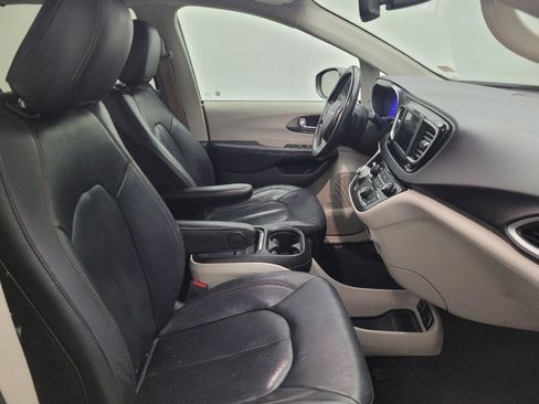 Used 2020 Chrysler Pacifica Touring-L FWD image 21