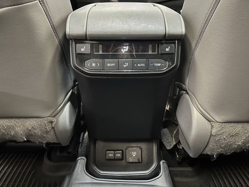 Used 2022 Toyota Highlander Platinum image 17