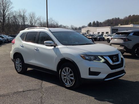 Used 2018 Nissan Rogue SV image 3
