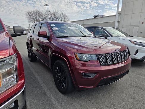 Used 2017 Jeep Grand Cherokee Altitude image 3