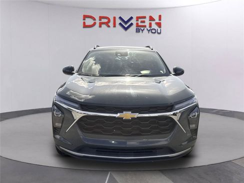 Used 2025 Chevrolet Trax LT w/ LT Convenience Package FWD image 9