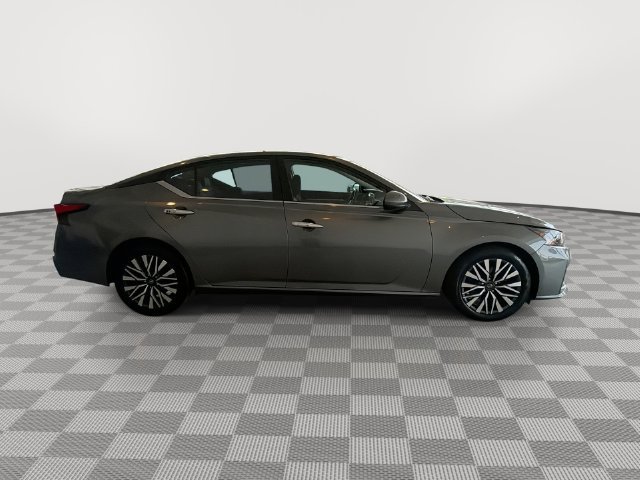 Used 2023 Nissan Altima 2.5 SV FWD image 13