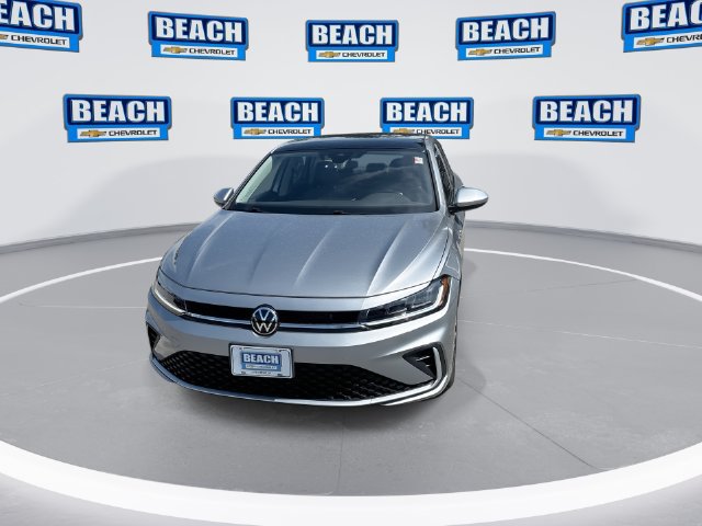 Used 2025 Volkswagen Jetta SE FWD image 3