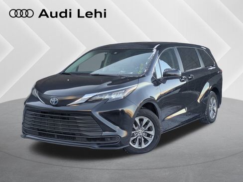 Used 2024 Toyota Sienna LE image 1