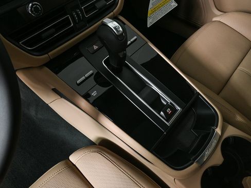 Certified 2025 Porsche Macan image 18