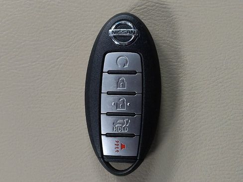 Used 2017 Nissan Pathfinder Platinum w/ Family Entertainment Package AWD/4WD image 32