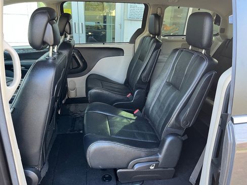 Used 2016 Chrysler Town & Country Touring-L image 17