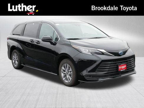 Used 2025 Toyota Sienna LE image 1