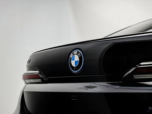Used 2025 BMW i7 xDrive60 AWD/4WD image 17