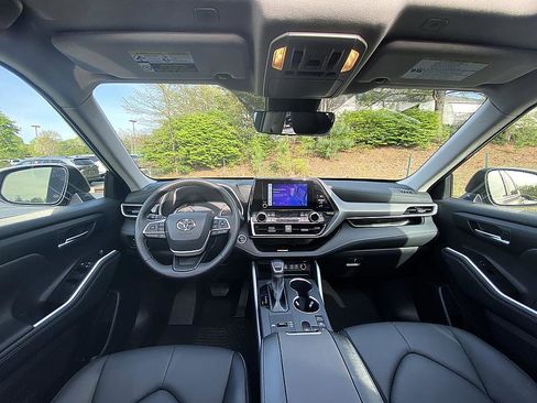 Certified 2025 Toyota Highlander XLE image 18