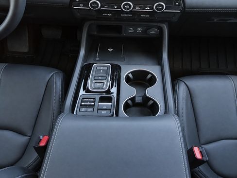 Used 2025 Honda Pilot Touring image 11