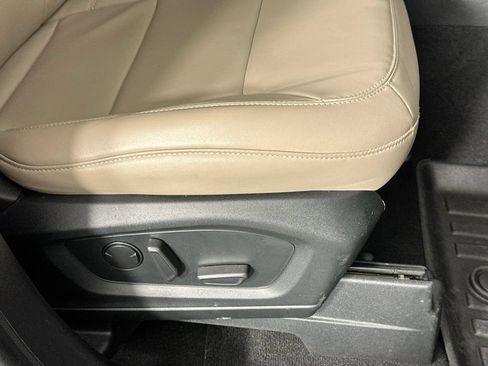 Used 2022 Ford Explorer XLT w/ Equipment Group 202A AWD/4WD image 23