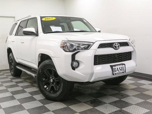 Used 2017 Toyota 4Runner SR5 AWD/4WD image 2