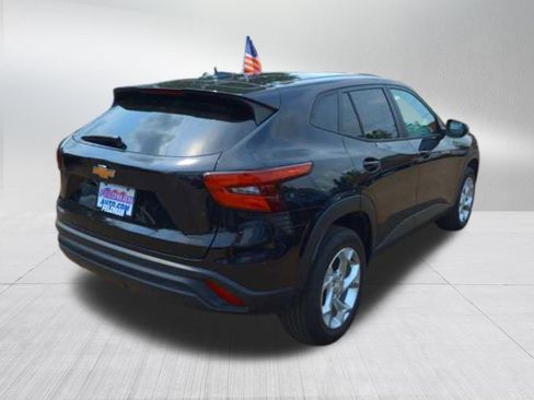 Used 2025 Chevrolet Trax LS w/ LS Convenience Package FWD image 3