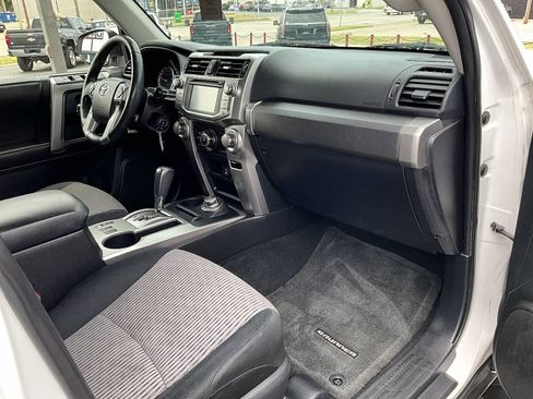 Used 2015 Toyota 4Runner SR5 w/ Four Season Floor Mat Package AWD/4WD image 31