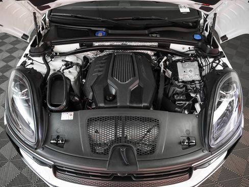 Certified 2024 Porsche Macan image 13