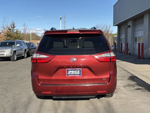 Used 2018 Toyota Sienna XLE image 6