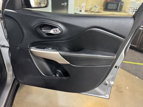 Used 2017 Jeep Cherokee Limited AWD/4WD image 19