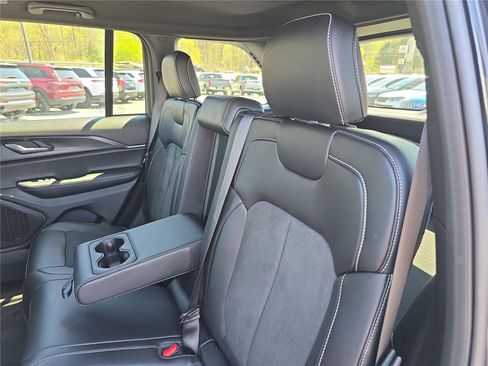 New 2025 Jeep Grand Cherokee Altitude AWD/4WD image 15