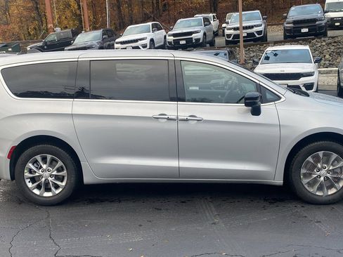 New 2026 Chrysler Pacifica Select AWD/4WD image 28