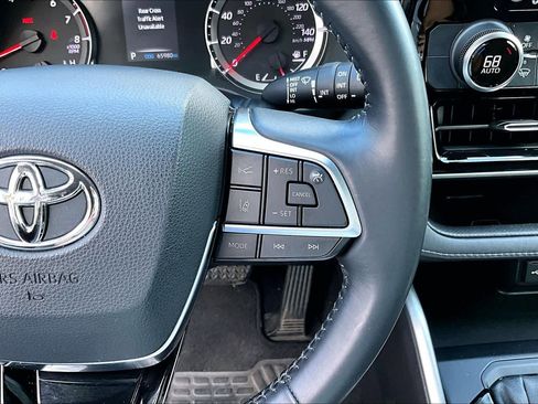 Used 2021 Toyota Highlander LE image 25