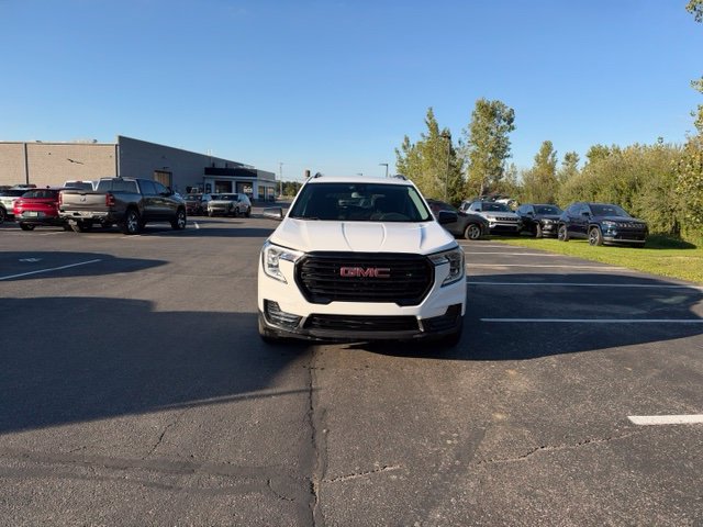Used 2024 GMC Terrain SLE w/ Driver Convenience Package AWD/4WD image 2