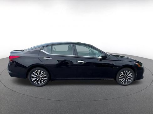 Used 2025 Nissan Altima 2.5 SV FWD image 16