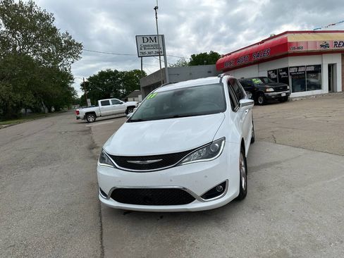Used 2017 Chrysler Pacifica Limited FWD image 3